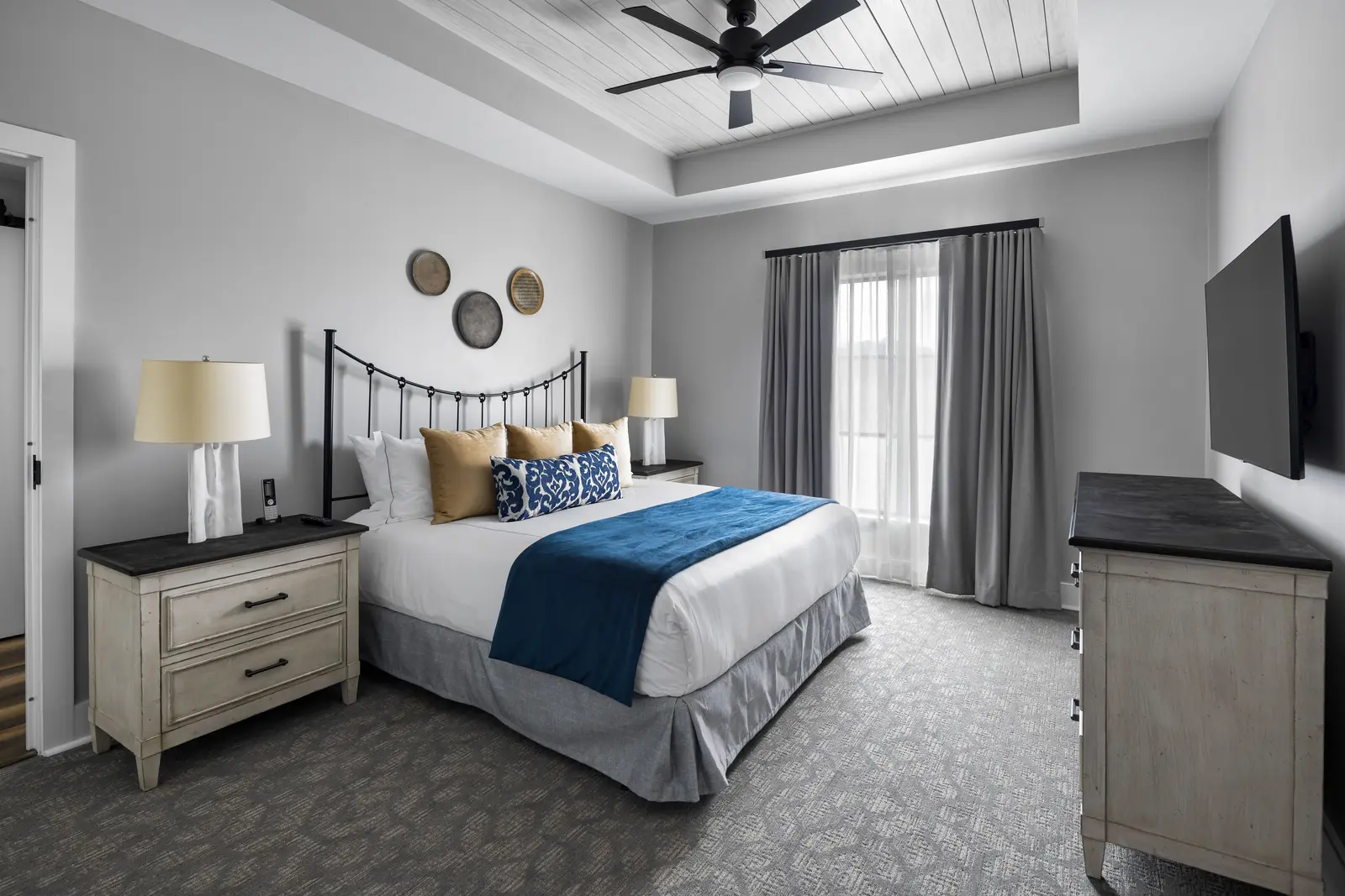 KING SUITE VINE BEDROOM